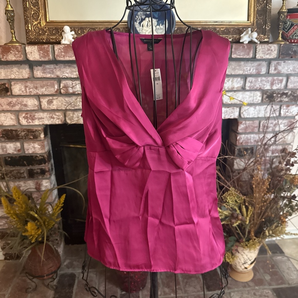 NWT BANANA REPUBLIC Deep V-Neck Sleeveless Satin Swing Top Blouse Magenta
